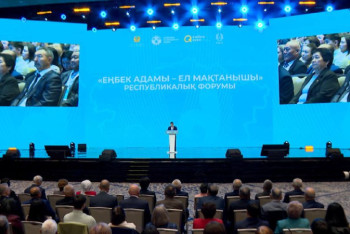 Фотография к новости: Еңбек күні: Олжас Бектенов Президент атынан жұмысшы мамандық өкілдерін марапаттады