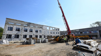 Фотография к новости: Алматыда мектеп құрылысы мерзімінен кешігіп жатыр: әкім бақылауға алды
