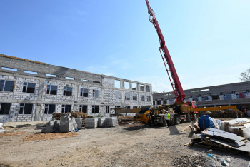 Фотография к новости: Алматыда мектеп құрылысы мерзімінен кешігіп жатыр: әкім бақылауға алды