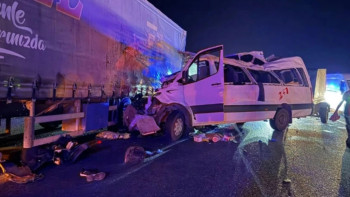 Фотография к новости: Түркияда шағын автобус жүк көлігімен соқтығысып, үш адам көз жұмды