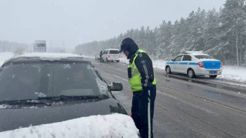 Фотография к новости: Қолайсыз ауа райы: Қостанайда полиция жол жиегіне түсіп кеткен 9 автокөлікті шығарды