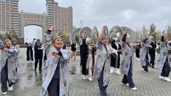 Фотография к новости: Астанада Қарттар күніне орай зейнеткерлер қазақ биінен флешмоб өткізді