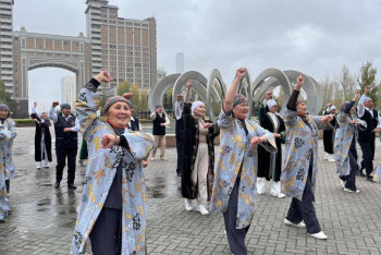 Фотография к новости: Астанада Қарттар күніне орай зейнеткерлер қазақ биінен флешмоб өткізді
