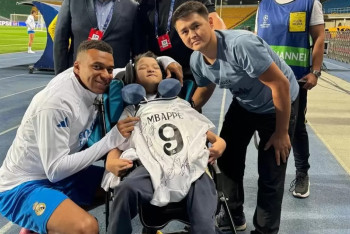 Фотография к новости: Санжар үшін тарихи сәт: "Реал Мадрид" ойыншылары қолтаңба беріп, суретке түсті