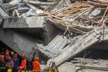 Фотография к новости: Индонезияда мектеп ғимараты құлап, үш адам қаза тапты