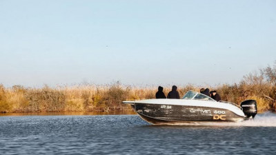 Атырау облысында бетперде киген адамдар шекарашылар қайығымен әдейі соқтығысты