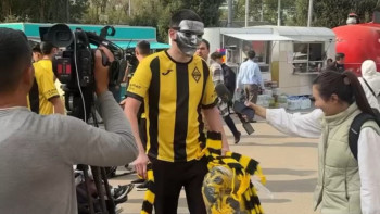 Фотография к новости: "Мочалка қаншадан?" Бетперде киген жігіт "Қайрат" – "Реал Мадрид" матчы өтетін стадионға ерекше образбен келді