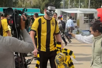 Фотография к новости: "Мочалка қаншадан?" Бетперде киген жігіт "Қайрат" – "Реал Мадрид" матчы өтетін стадионға ерекше образбен келді