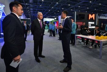 Фотография к новости: Мемлекет басшысы цифрлық шешімдер көрмесіне барды