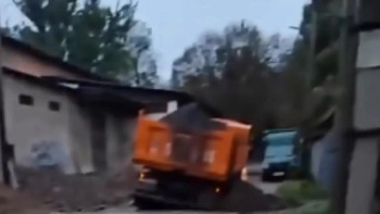 Фотография к новости: Алматыдағы тағы бір көшеде жауын салдарынан асфальт опырылып түсті