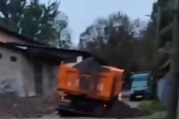 Фотография к новости: Алматыдағы тағы бір көшеде жауын салдарынан асфальт опырылып түсті