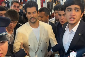 Фотография к новости: Түрік актері Бурак Өзчивит Ақтаудағы кинофестивальге келді