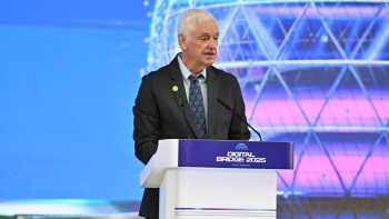 Фотография к новости: Питер Норвиг: ЖИ адамды алмастырмай, оған көмектесуі тиіс