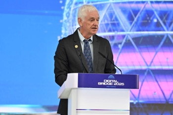 Фотография к новости: Питер Норвиг: ЖИ адамды алмастырмай, оған көмектесуі тиіс