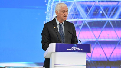 Питер Норвиг: ЖИ адамды алмастырмай, оған көмектесуі тиіс