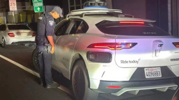 Фотография к новости: АҚШ-та тәртіп сақшысы жүргізушісіз таксиге айыппұл жаза алмай қалды