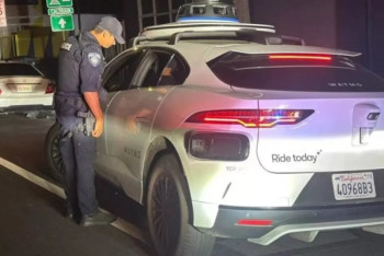 Фотография к новости: АҚШ-та тәртіп сақшысы жүргізушісіз таксиге айыппұл жаза алмай қалды