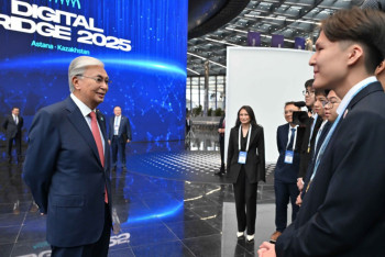 Фотография к новости: Тоқаев Бейжіңде ЖИ бойынша өткен халықаралық олимпиада жеңімпаздарымен әңгімелесті