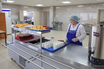 Фотография к новости: Мектеп асханасында фастфуд пен газды сусын сатқан кәсіпкерді қандай жаза күтіп тұр?