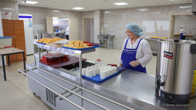 Мектеп асханасында фастфуд пен газды сусын сатқан кәсіпкерді қандай жаза күтіп тұр?