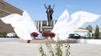 Фотография к новости: Нұрғиса Тілендиевтің 100 жылдығына орай ескерткіш бой көтерді