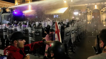 Фотография к новости: Грузиядағы наразылық: демонстранттар президент сарайына басып кіруге тырысты