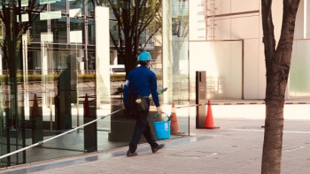 Фотография к новости: 56 жастағы миллионер еден жуушы болып жұмыс істейді