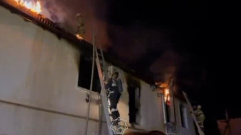 Фотография к новости: Атырауда екі қабатты мейрамхана өртенді