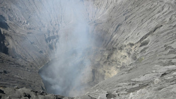 Фотография к новости: Туристер жанартауға құлап кетті: аман қалғандар бар