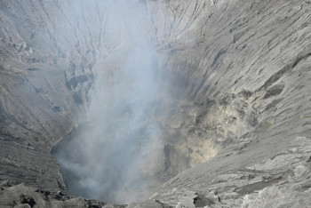 Фотография к новости: Туристер жанартауға құлап кетті: аман қалғандар бар