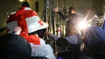 Фотография к новости: Тбилисиде наразылыққа шыққандар президент сарайының ауласына басып кірді