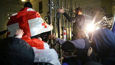 Тбилисиде наразылыққа шыққандар президент сарайының ауласына басып кірді