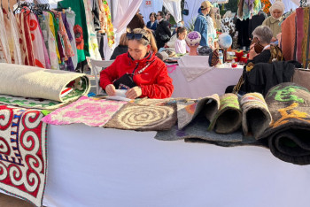 Фотография к новости: Алматыда жаңа рекорд орнатылды: 100 елдің қолөнершілері Алатау баурайында жиналды