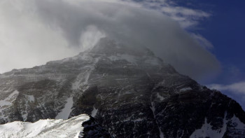 Фотография к новости: Эверестте 1000 жуық адам боранда қалып қойды