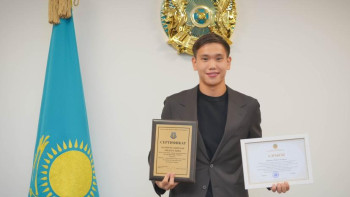 Фотография к новости: Шерхан Қалмұрзаға білім гранты табысталды