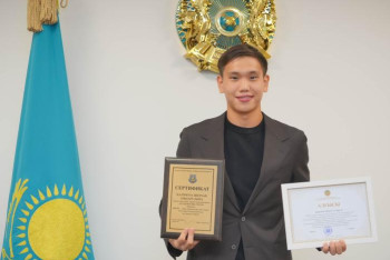 Фотография к новости: Шерхан Қалмұрзаға білім гранты табысталды