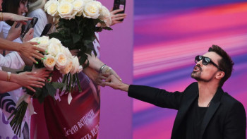 Фотография к новости: Жұлдызды сый: Дима Билан ерекше балаларға арналған алаң салып берді