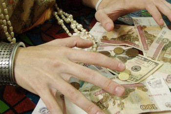 Фотография к новости: 136 адамға несие алғызып, 579 миллион теңгені басып қалған емші сот залынан босатылды