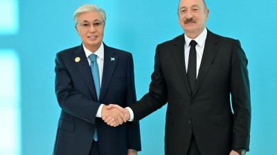 Түркі мемлекеттері ұйымының саммиті: Тоқаевты Ильхам Әлиев қарсы алды