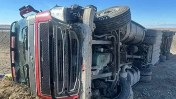 Фотография к новости: Абай облысында жүк көлігі аударылып, жүргізуші көз жұмды