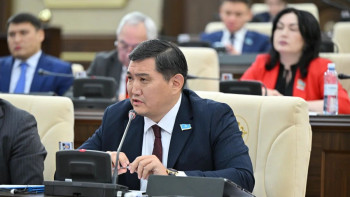 Фотография к новости: “Тұрғындар қай жерде тұрып жатқанын білмейді”: Депутат министрдің баяндамасын сынға алды