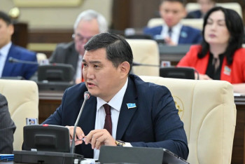 Фотография к новости: “Тұрғындар қай жерде тұрып жатқанын білмейді”: Депутат министрдің баяндамасын сынға алды