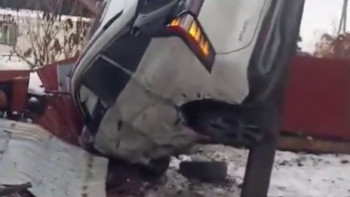 Фотография к новости: ШҚО-да жол апатына ұшыраған көлік қоршауға ілініп қалды