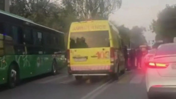 Фотография к новости: Алматыда жаяу жүргіншілер жолағында жасөспірімді жедел жәрдем көлігі қақты