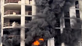 Фотография к новости: Астанадағы жаңа ғимарат өртенді: қою түтін "Хан Шатыр" маңын басып қалды