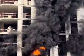 Фотография к новости: Астанадағы жаңа ғимарат өртенді: қою түтін "Хан Шатыр" маңын басып қалды