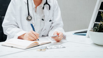 Фотография к новости: Ақ халатты алаяқ: дәрігер мүгедектік рәсімдеуге уәде беріп, 4 млн теңге жымқырған