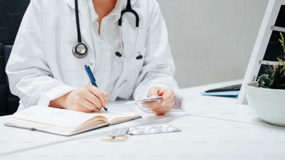 Ақ халатты алаяқ: дәрігер мүгедектік рәсімдеуге уәде беріп, 4 млн теңге жымқырған