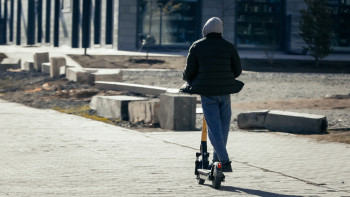 Фотография к новости: Алматыда самокат мінгендер баланы қағып, оқиға орнынан қашып кеткен