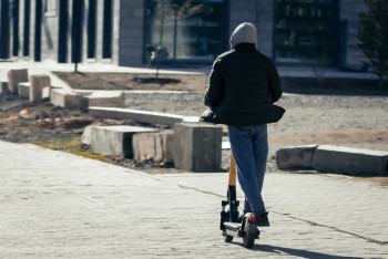 Фотография к новости: Алматыда самокат мінгендер баланы қағып, оқиға орнынан қашып кеткен